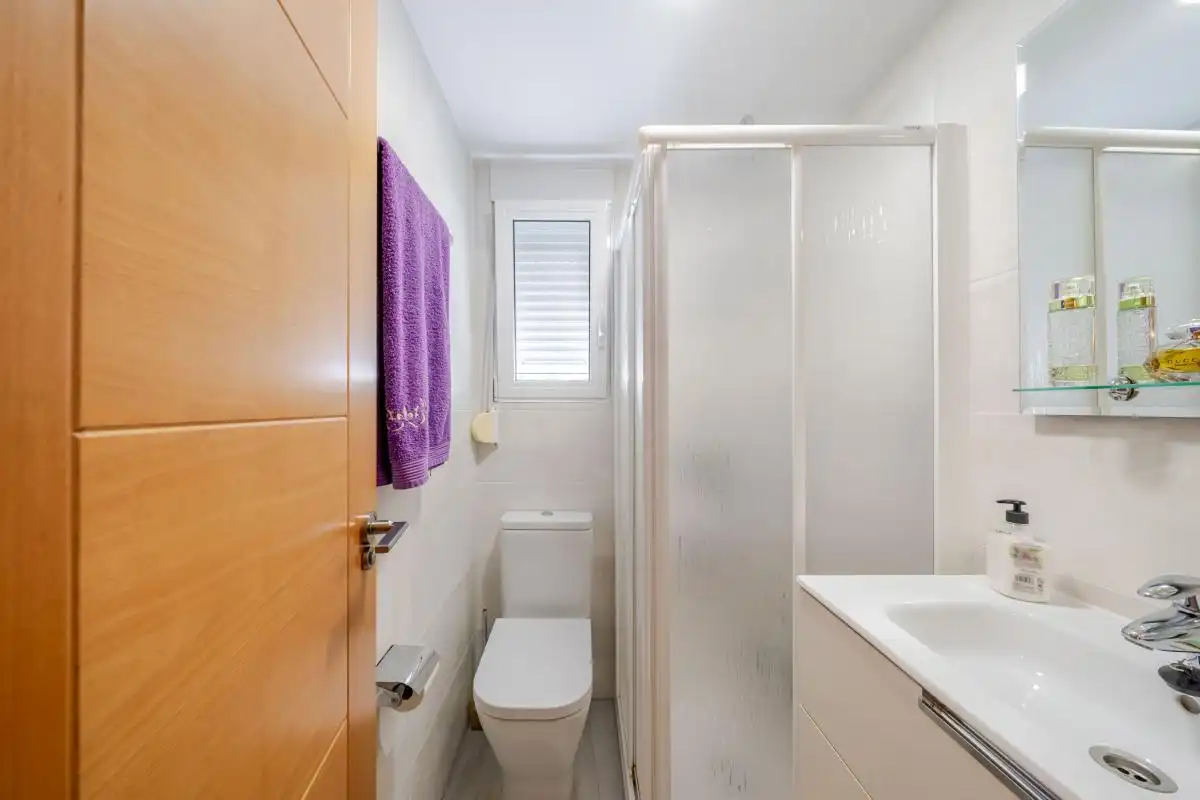 Baño de Piso en venta en Benidorm con Aire acondicionado, Calefacción y Jardín privado