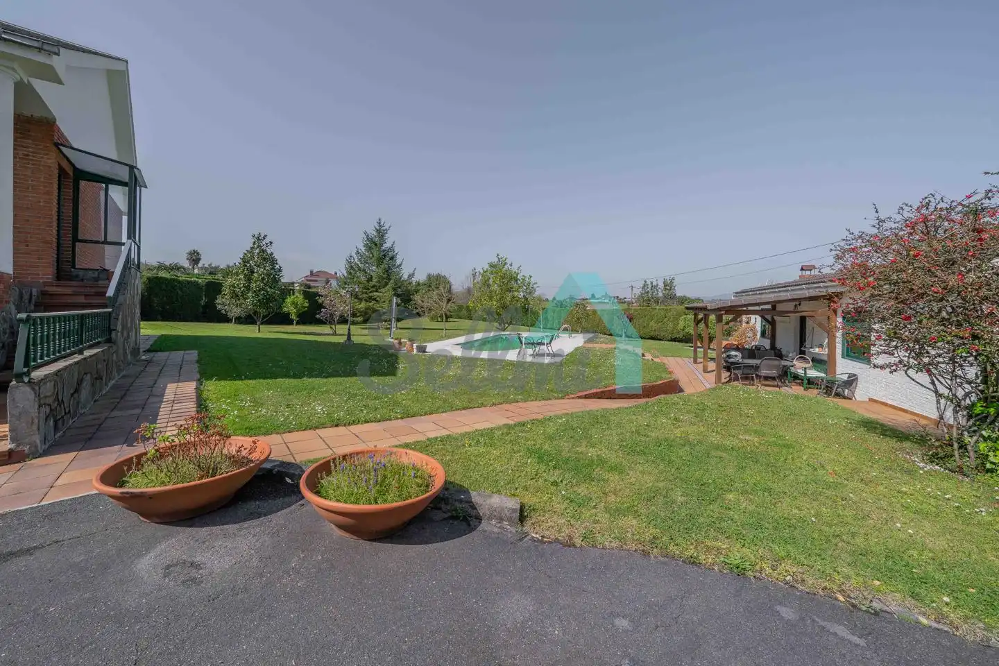 Jardí de Casa o xalet en venda en Oviedo  amb Calefacció, Jardí privat i Parquet