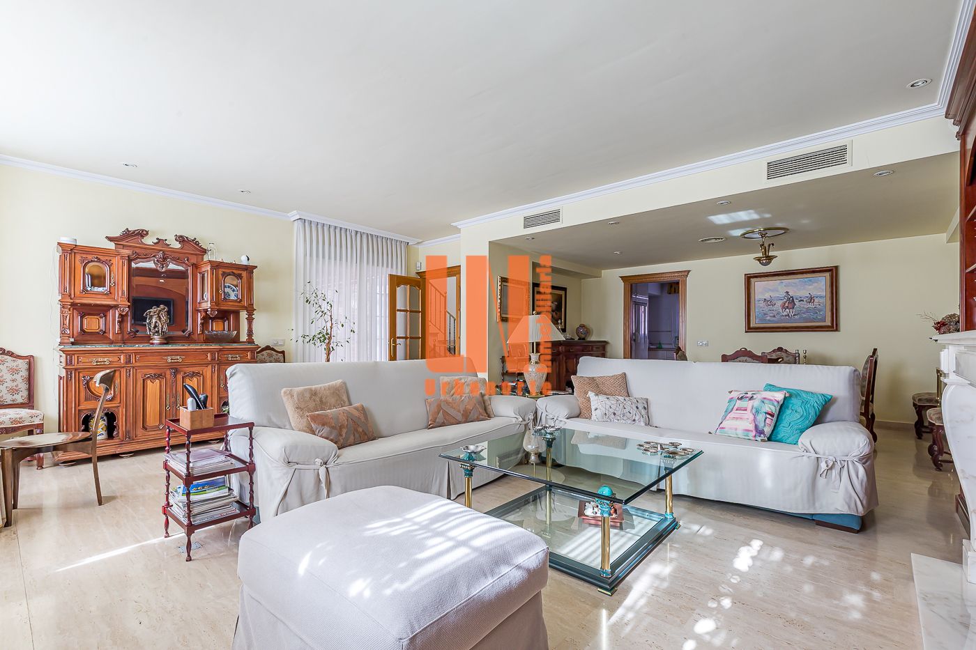 Sala de estar de Casa adosada en venta en  Madrid Capital con Aire acondicionado, Calefacción y Jardín privado