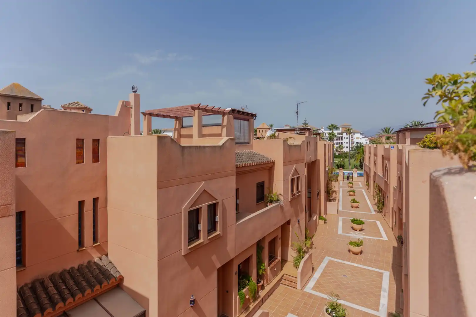 Vista exterior de Casa o xalet en venda en Motril amb Aire condicionat, Calefacció i Jardí privat