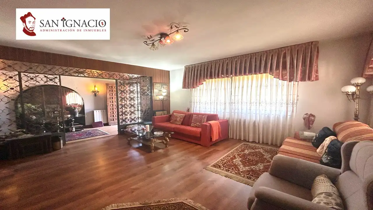 Sala de estar de Casa o chalet en venta en Villarcayo de Merindad de Castilla la Vieja con Calefacción, Jardín privado y Piscina
