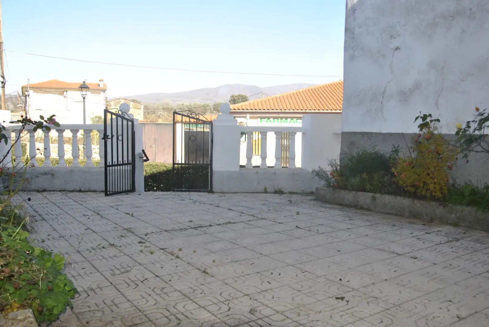 Außenansicht von Einfamilien-Reihenhaus zum Verkauf in Tejeda de Tiétar mit Heizung, Terrasse und Möbliert