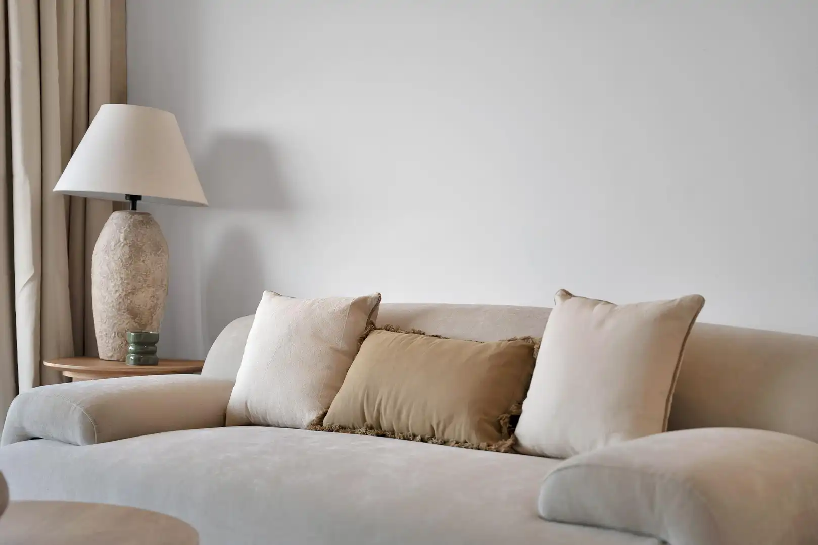 Sala de estar de Estudio en venta en Marbella con Aire acondicionado, Calefacción y Jardín privado