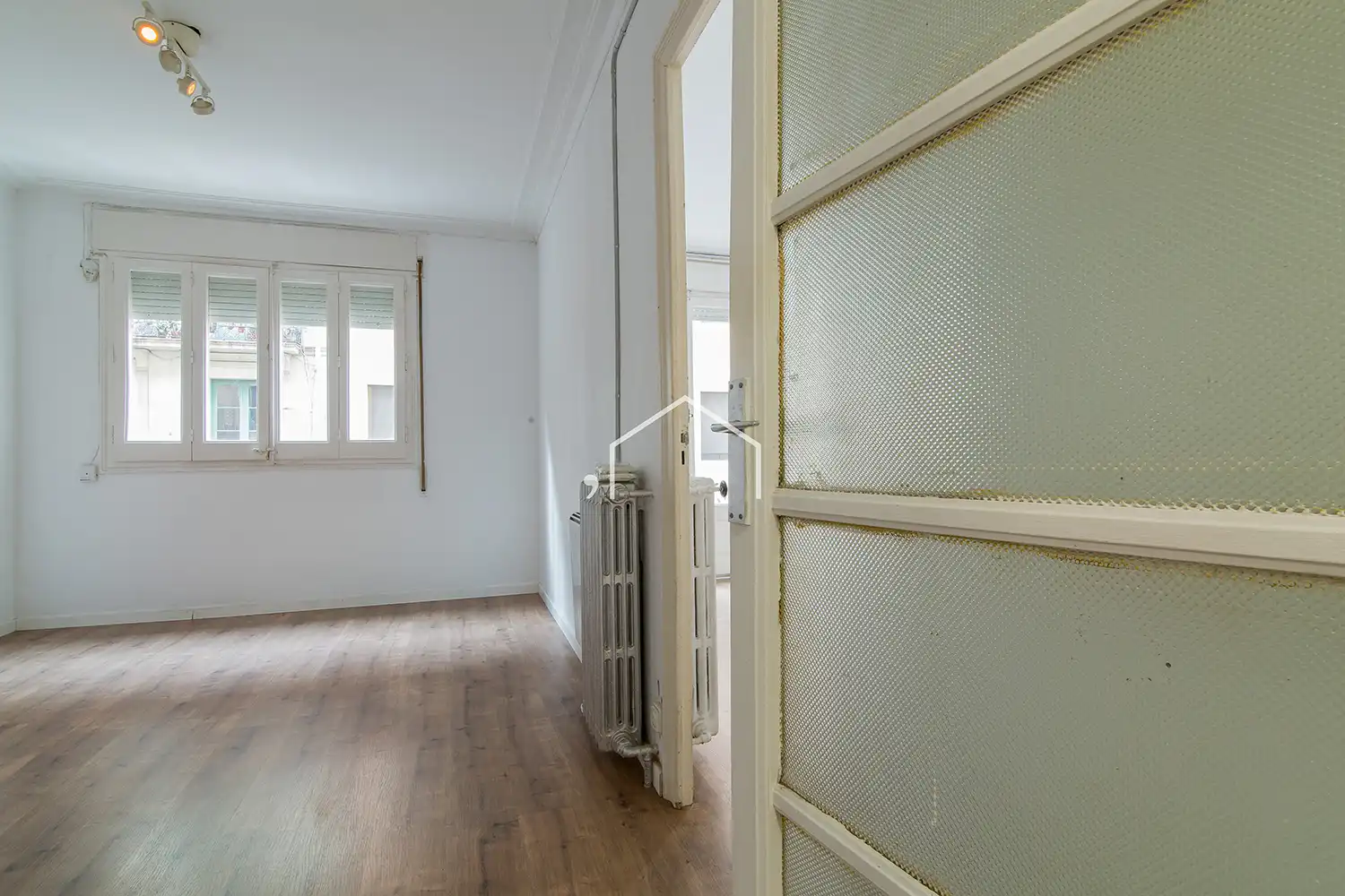Wohnung zum Verkauf in Barcelona mit Heizung, Parkett und Ofen