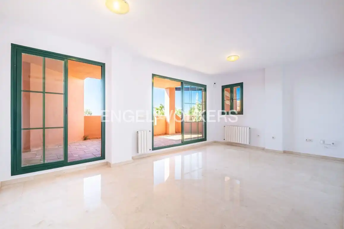 Apartment with pool for sale in Golf Bahía, imagen 3