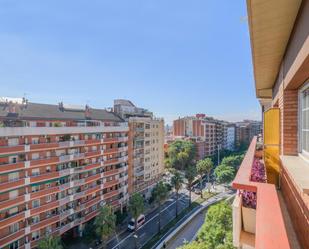 Exterior view of Flat for sale in  Barcelona Capital  with Balcony