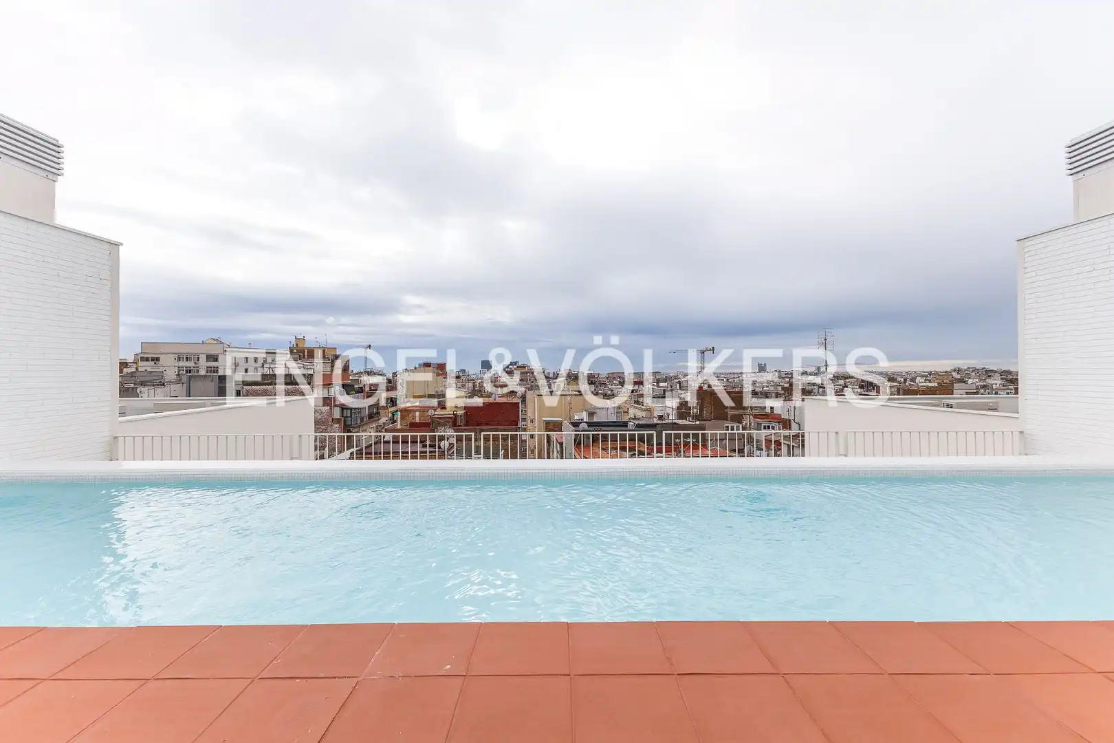 Schwimmbecken von Wohnung zum Verkauf in L'Hospitalet de Llobregat mit Klimaanlage, Heizung und Terrasse