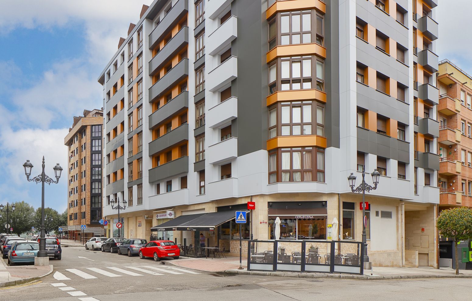 Vista exterior de Local en venda en Oviedo  amb Aire condicionat
