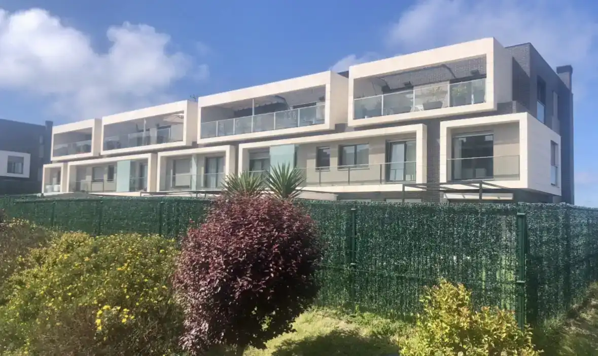 Vista exterior de Planta baixa en venda en Santander amb Piscina