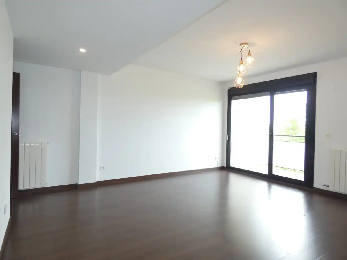 Piso con balcón en venta en Pinseque