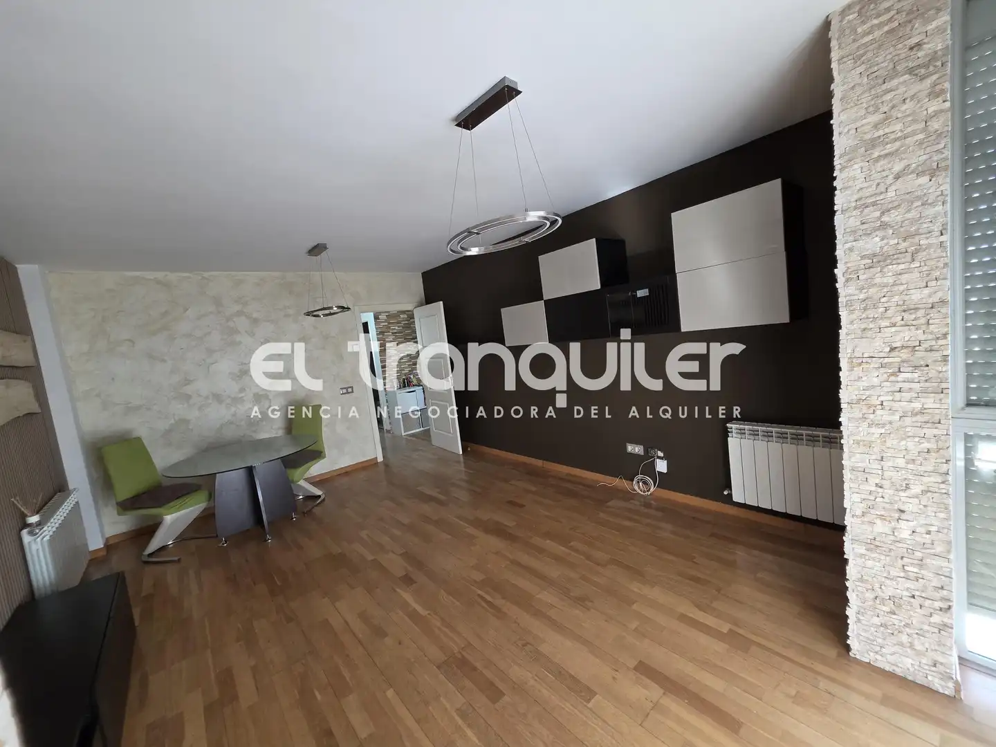 Living room of Flat for rent in Madrid  with Air Conditioner, Parquet flooring and Storage room