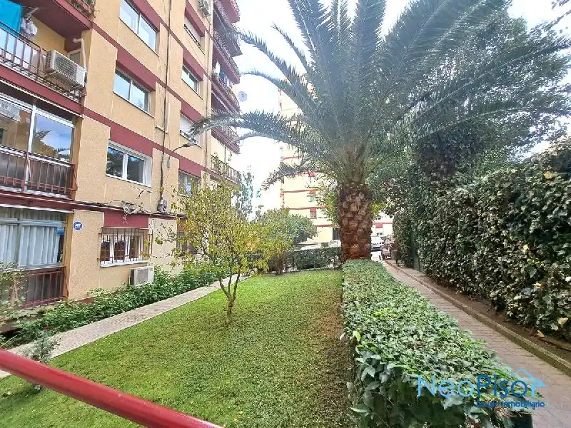 Vista exterior de Piso en venta en Alcorcón con Piscina comunitaria