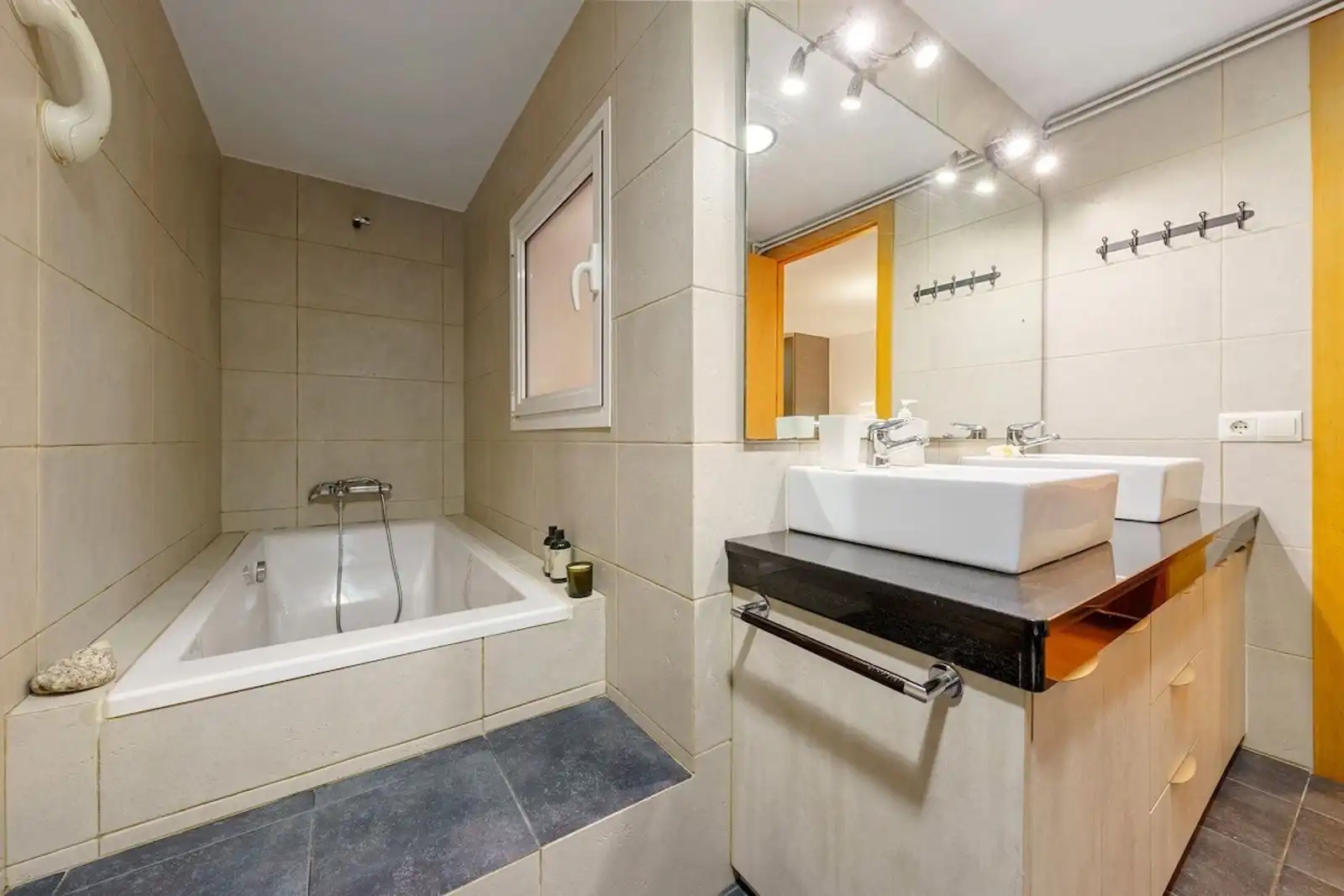 Badezimmer von Wohnung zum Verkauf in Tarragona mit Klimaanlage, Heizung und Möbliert