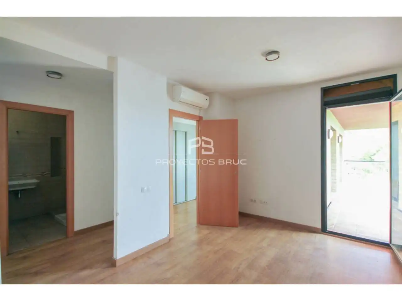 Villa mit Garten zum Verkauf in Corbera de Llobregat, imagen 4