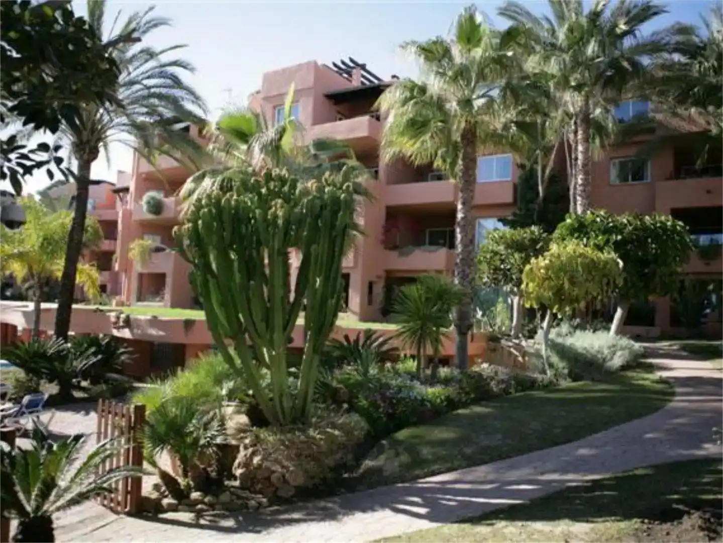 Vista exterior de Piso de alquiler en Marbella con Aire acondicionado, Piscina y Amueblado