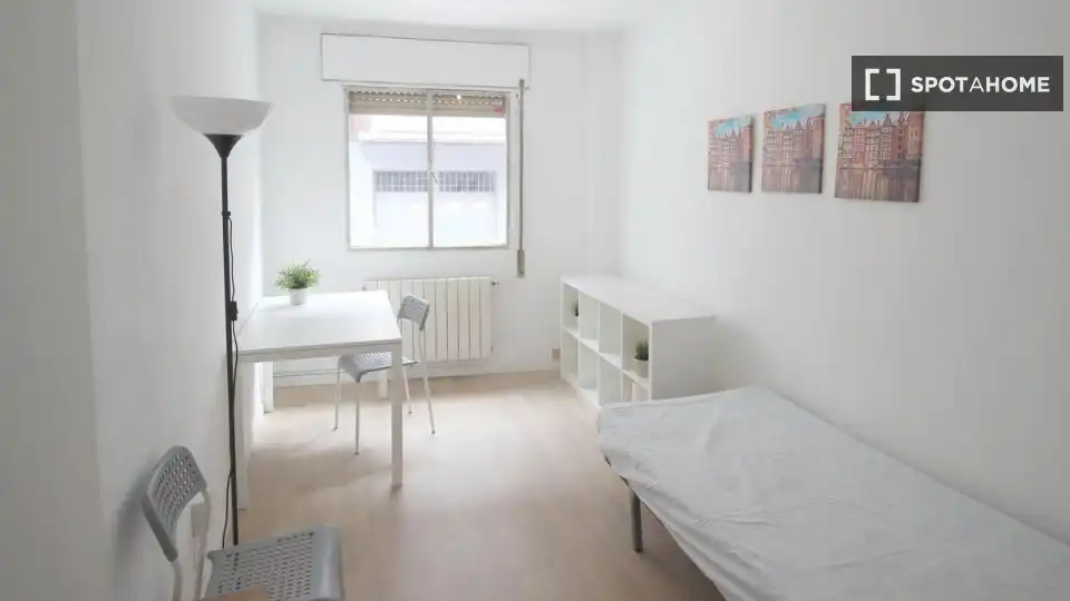 Dormitori de Pis de lloguer en Madrid amb Aire condicionat, Calefacció i Moblat