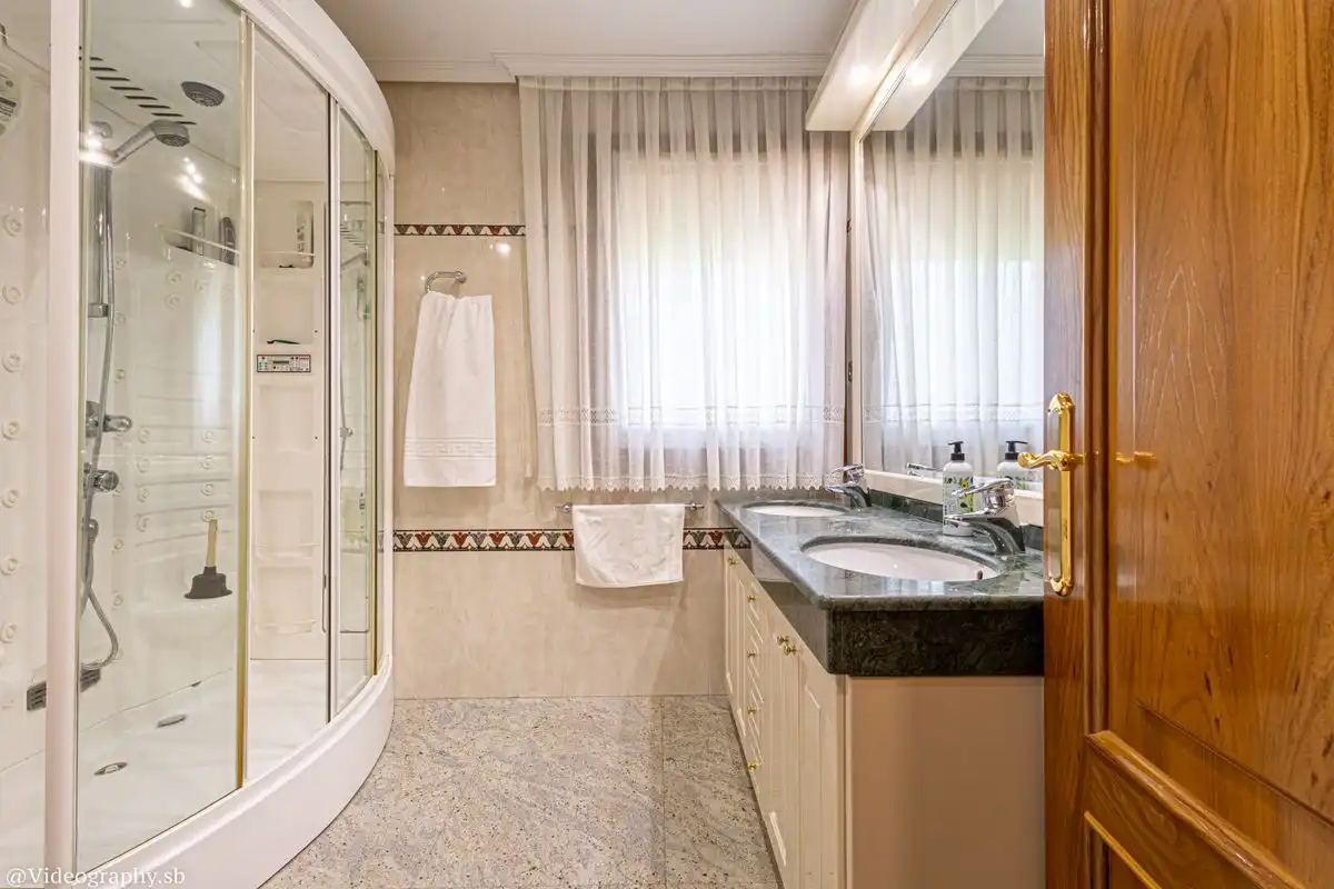 Baño de Casa o chalet en venta en Alcalá de Henares con Aire acondicionado, Calefacción y Jardín privado