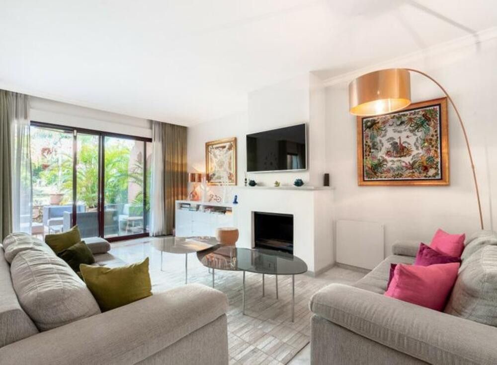 Living room of Single-family semi-detached for sale in Marbella  with Air Conditioner, Terrace and Swimming Pool