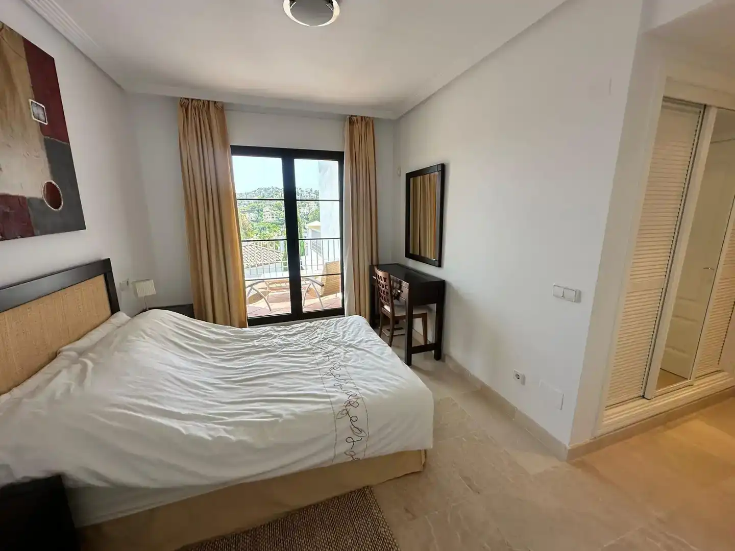 Dormitori de Apartament de lloguer en Benahavís amb Aire condicionat i Piscina