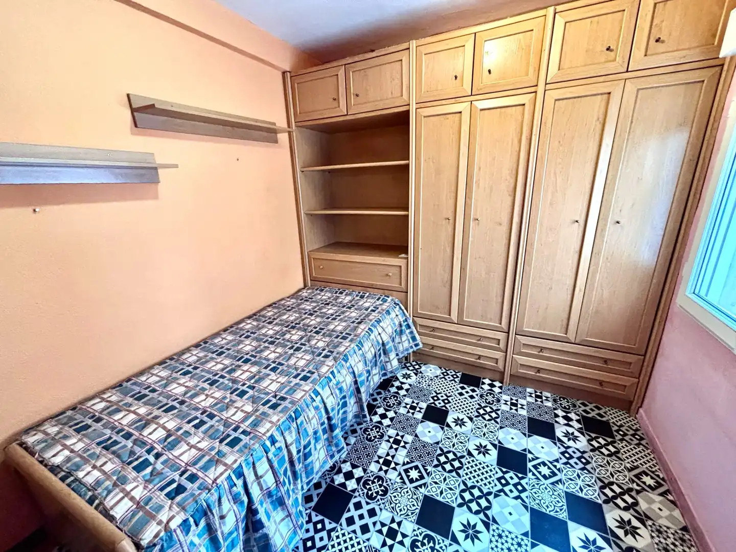 Habitación de Piso en venta en Gijón  con Calefacción, Parquet y Amueblado