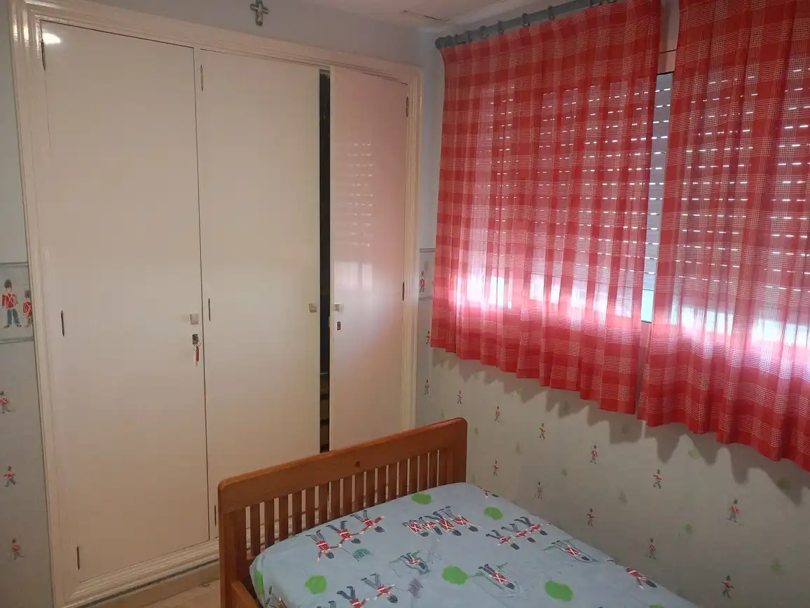 Dormitori de Apartament de lloguer en Gandia amb Aire condicionat, Terrassa i Moblat