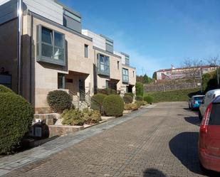 Vista exterior de Casa o xalet de lloguer en Santiago de Compostela  amb Jardí privat, Traster i Moblat