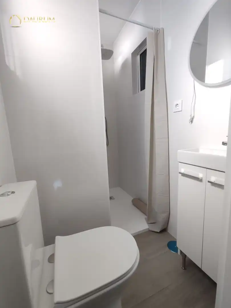 Bathroom of Flat for sale in Sevilla  with Air Conditioner and Furnished