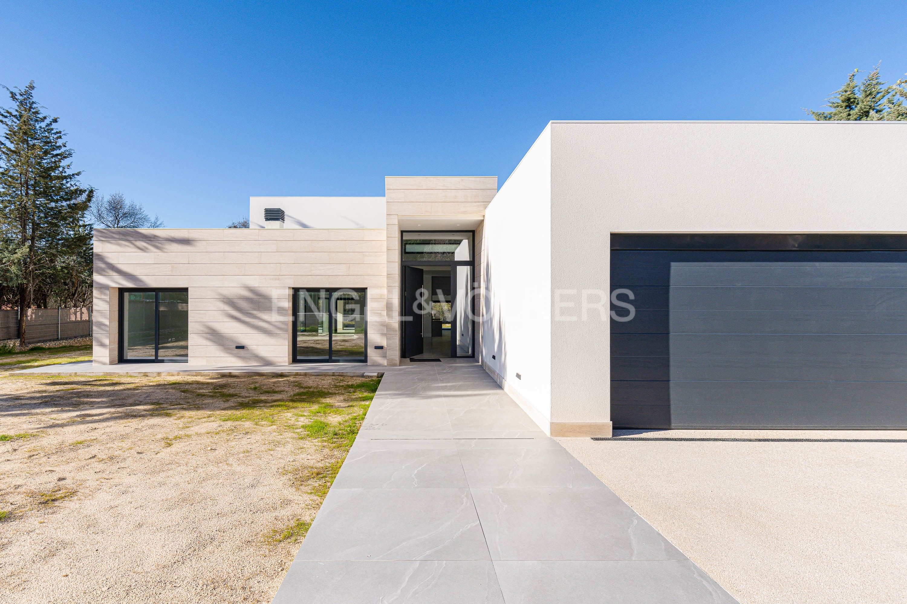 Exterior view of House or chalet for sale in Villanueva de la Cañada  with Air Conditioner, Heating and Private garden