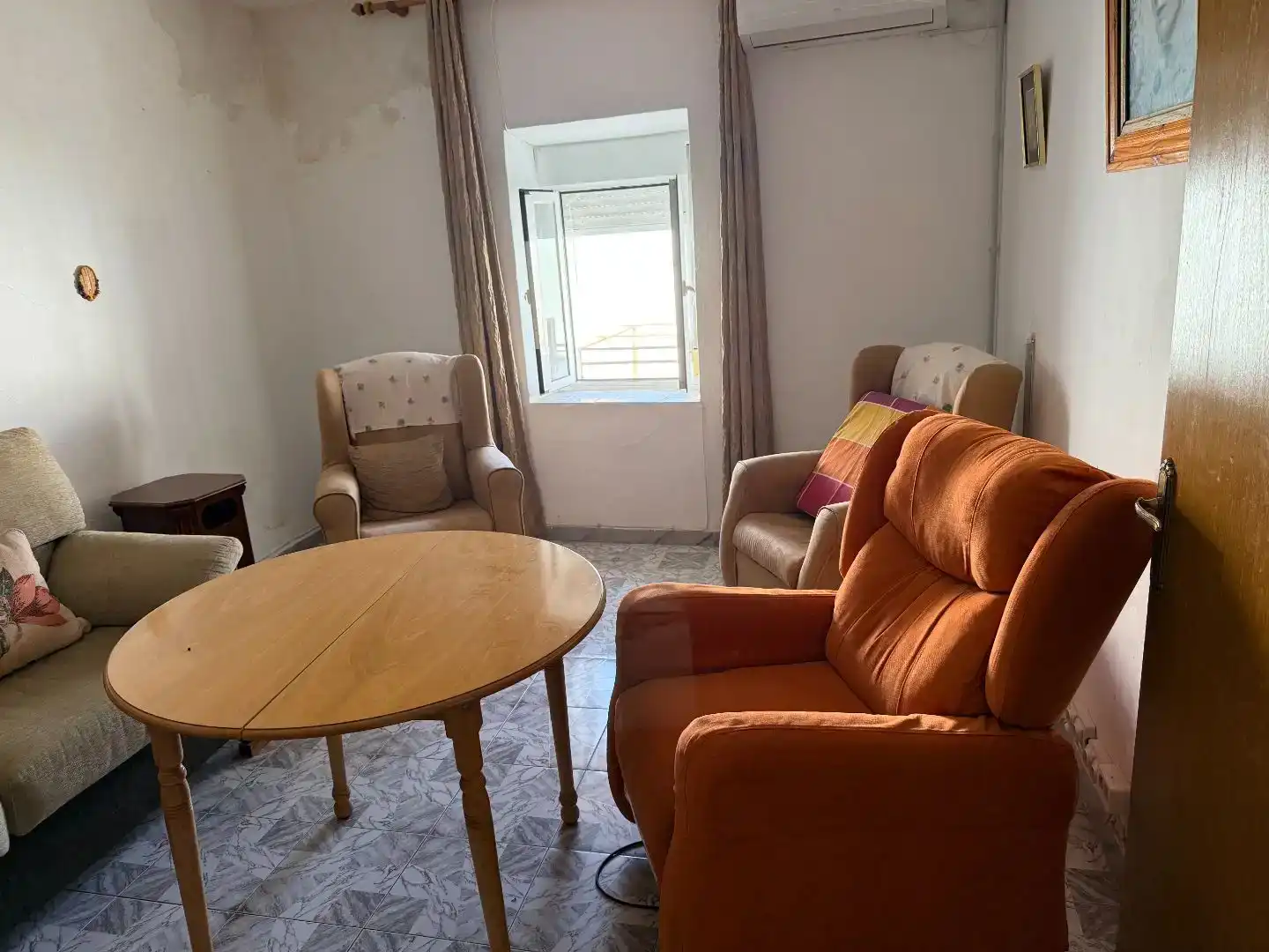Sala d'estar de Casa adosada en venda en Jerez de los Caballeros amb Aire condicionat