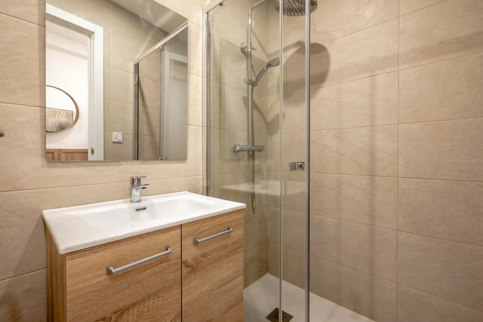 Bathroom of Flat for share in Valencia  with Air Conditioner, Heating and Private garden