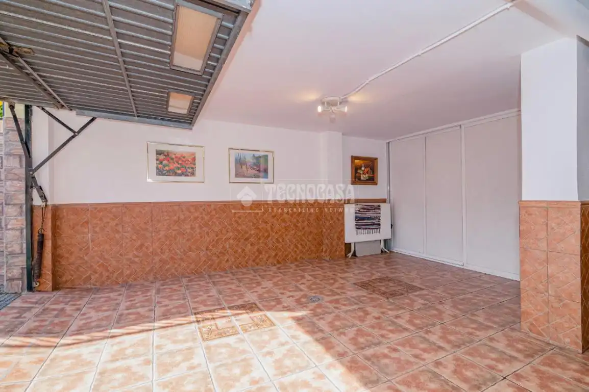 Casa adosada en venda a Poniente