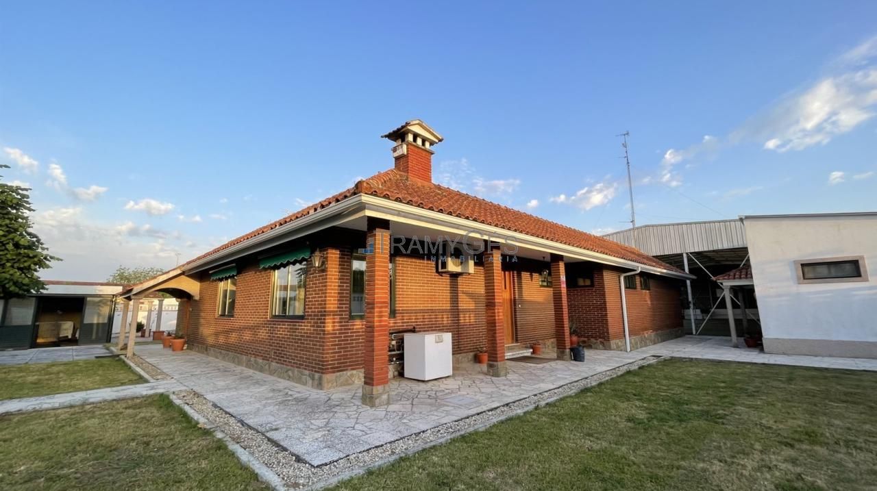 Vista exterior de Casa o xalet en venda en Tomiño amb Calefacció, Jardí privat i Terrassa