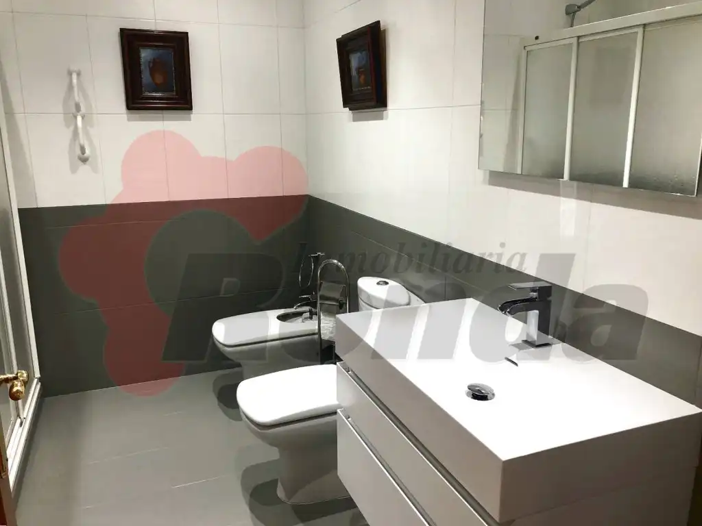 Badezimmer von Maisonette zum Verkauf in Lugo