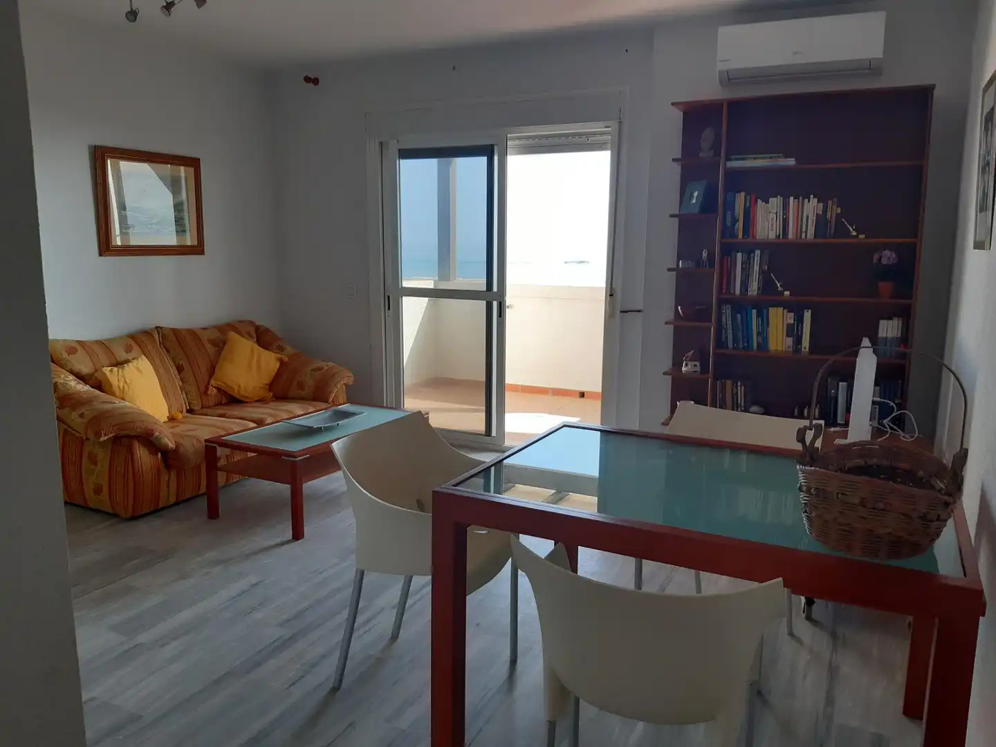 Sala de estar de Apartamento de alquiler en Torrox con Aire acondicionado, Calefacción y Terraza