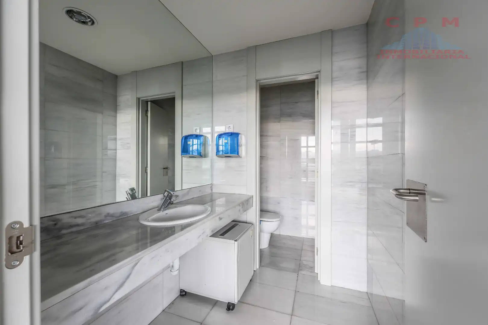 Baño de Oficina de alquiler en Alcobendas con Aire acondicionado, Calefacción y Alarma