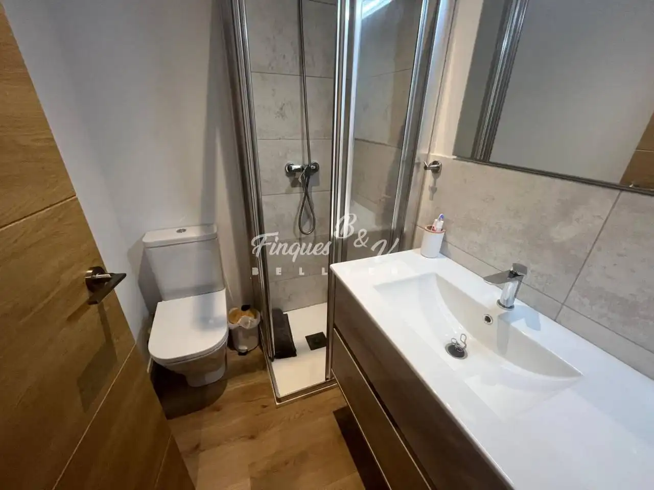 Badezimmer von Wohnungen zum Verkauf in Bellver de Cerdanya mit Klimaanlage, Heizung und Parkett