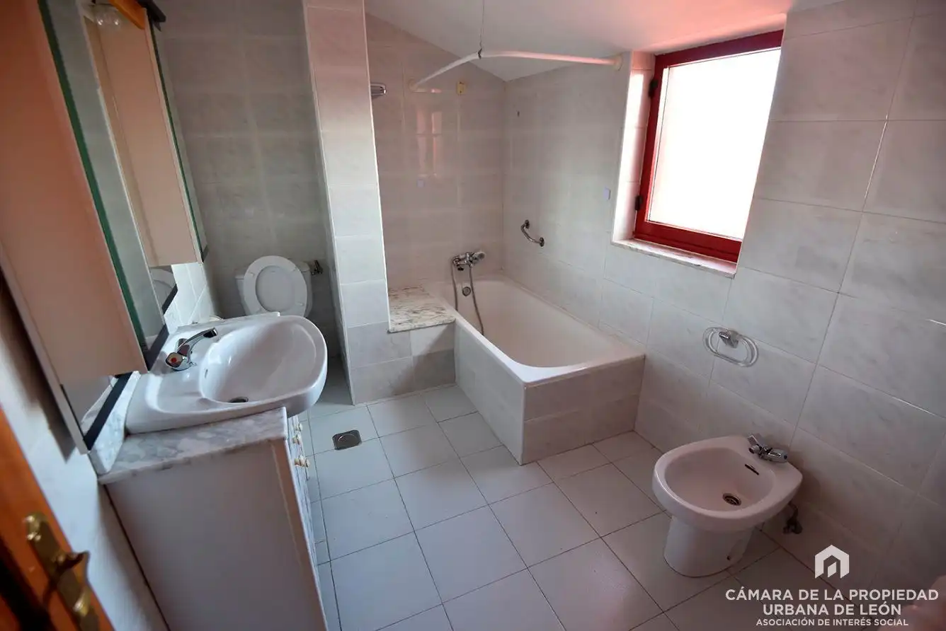 Badezimmer von Wohnung zur Miete in San Andrés del Rabanedo mit Abstellraum und Möbliert