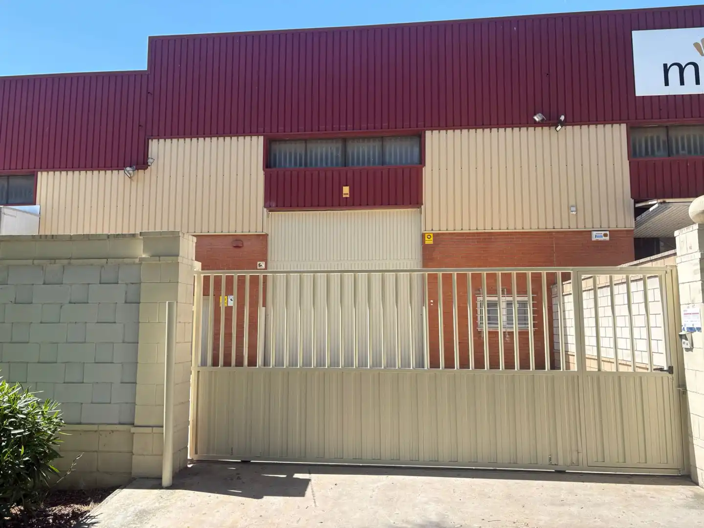 Vista exterior de Nau industrial de lloguer en Badalona amb Calefacció i Alarma