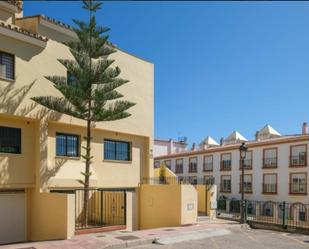 Exterior view of Single-family semi-detached for sale in Estepona  with Air Conditioner, Heating and Terrace