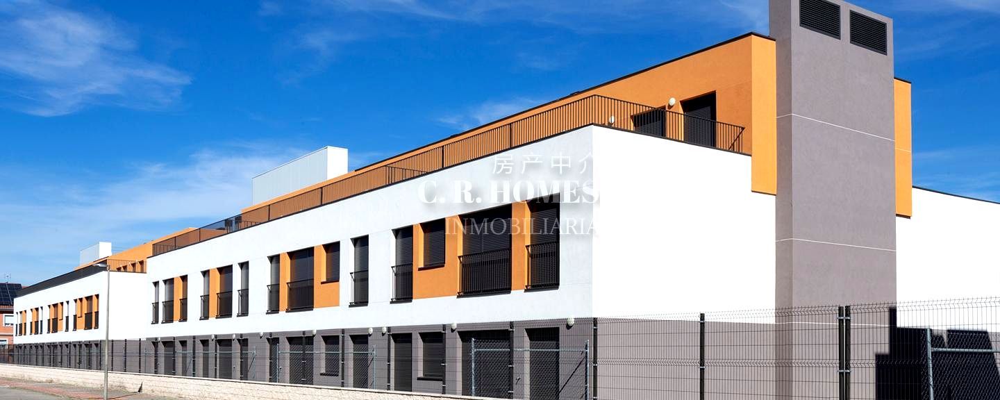 Vista exterior de Pis de lloguer en Parla amb Aire condicionat, Jardí privat i Terrassa