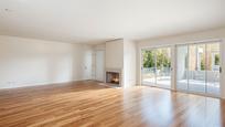 Living room of Single-family semi-detached for sale in  Madrid Capital  with Air Conditioner and Community pool