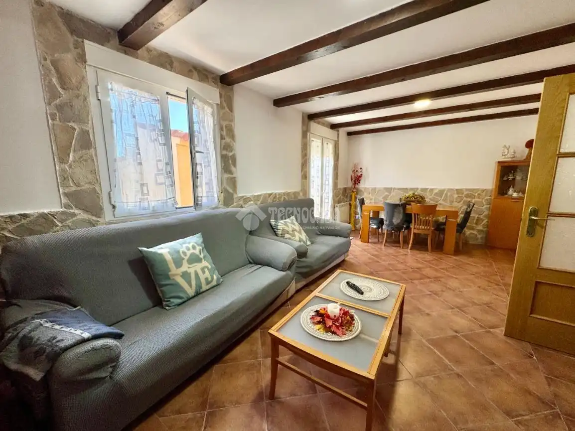 Sala de estar de Casa adosada en venta en Espinosa de Henares con Jardín privado y Trastero