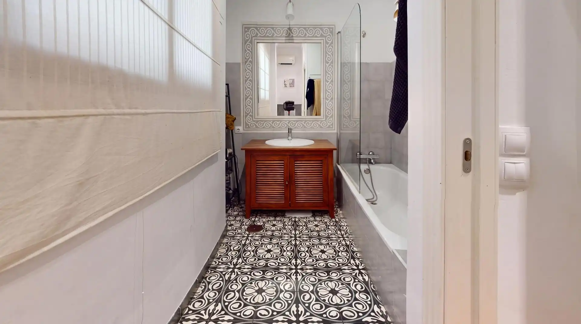 Bany de Apartament en venda en Sevilla amb Alarma