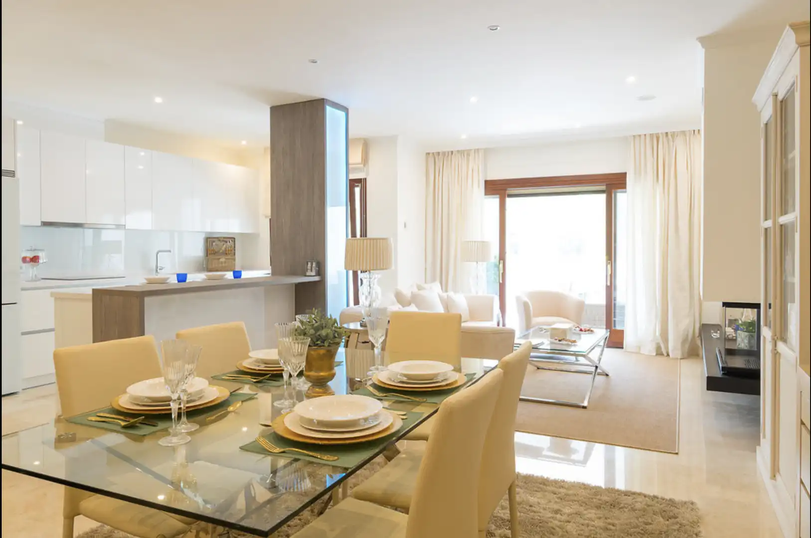 Menjador de Apartament de lloguer en Marbella amb Aire condicionat, Terrassa i Moblat