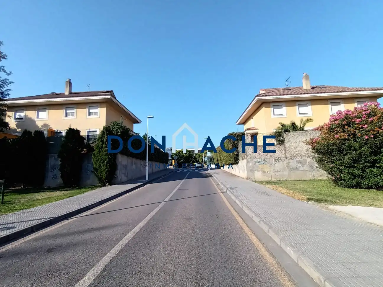 Vista exterior de Casa adosada en venta en Mérida con Aire acondicionado, Calefacción y Jardín privado