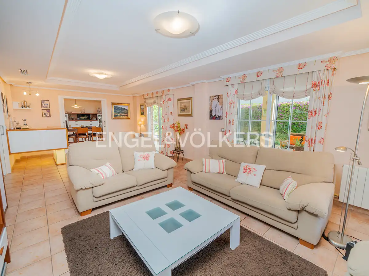 Sala d'estar de Casa o xalet en venda en Alicante / Alacant amb Aire condicionat, Calefacció i Jardí privat