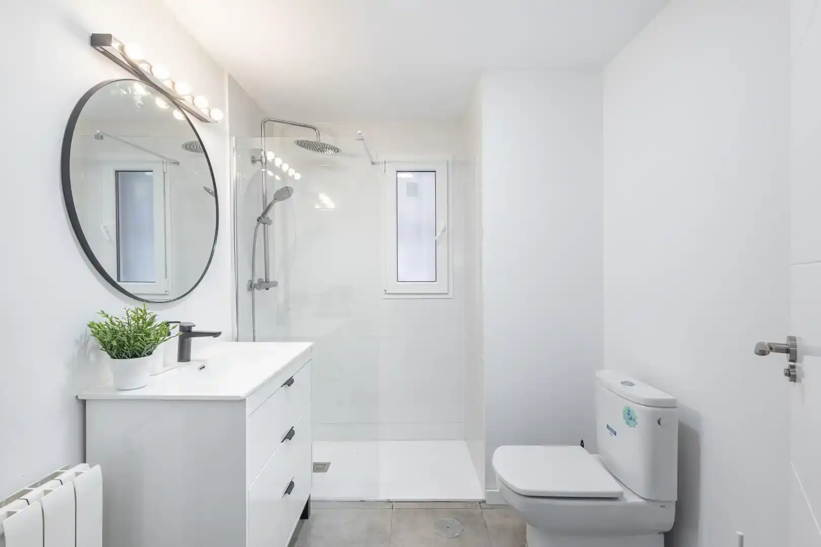 Bathroom of Ground floor for rent in Granada  with Parquet flooring and Furnished