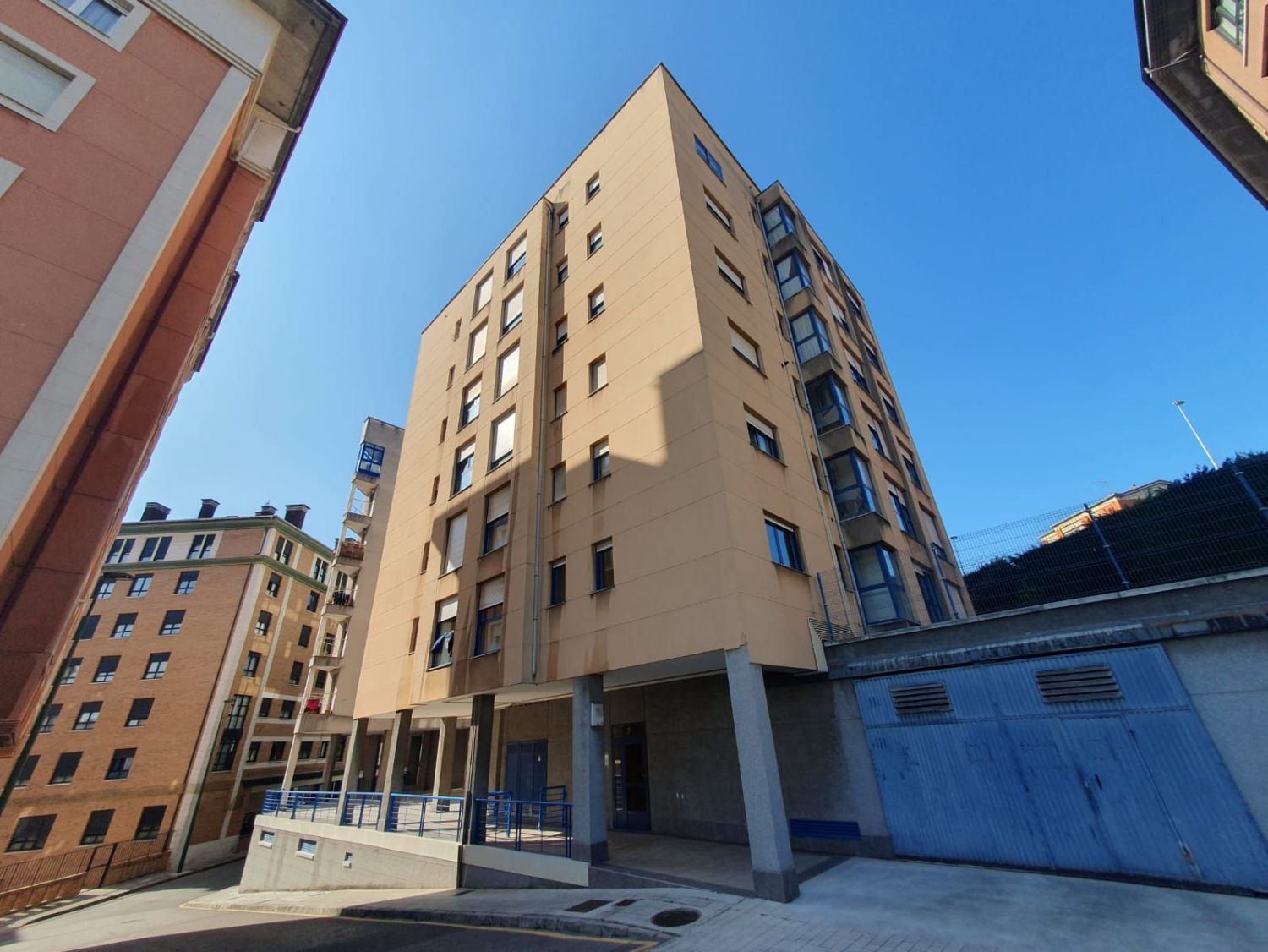 Vista exterior de Pis en venda en Avilés amb Calefacció i Traster