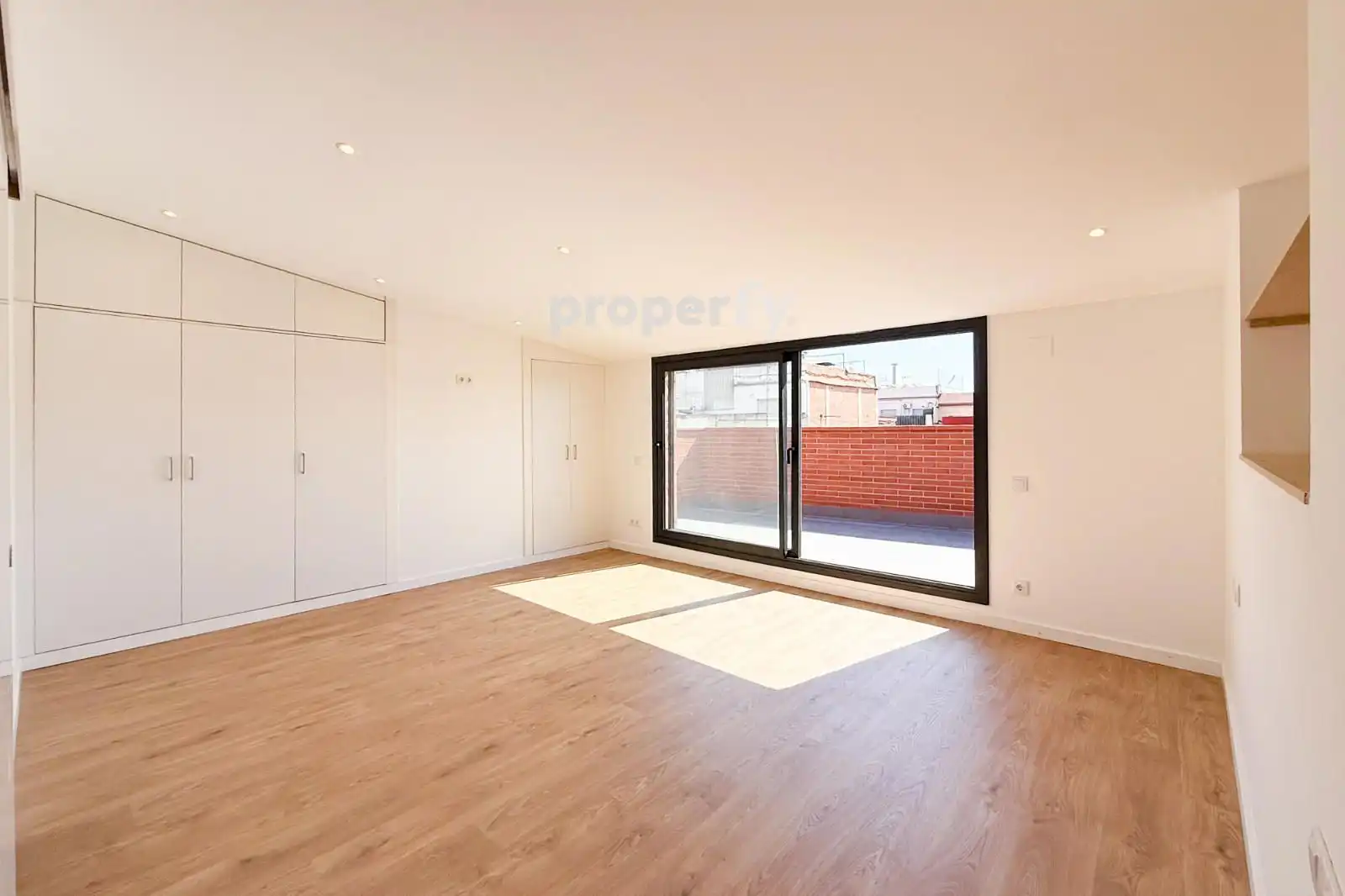 Außenansicht von Maisonette zum Verkauf in Badalona mit Klimaanlage, Heizung und Parkett