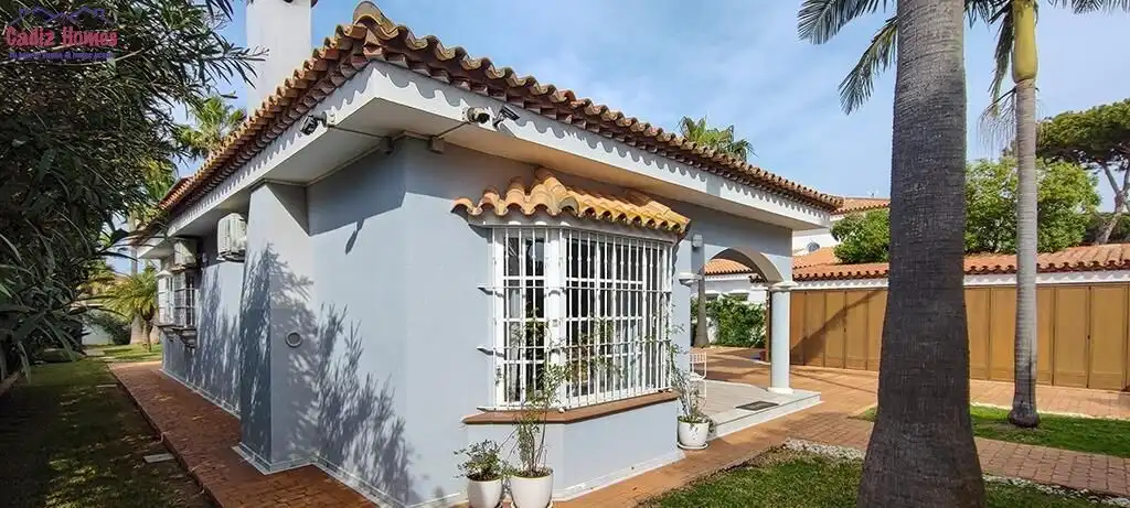 Exterior view of Houses for sale in Chiclana de la Frontera  with Air Conditioner, Heating and Private garden